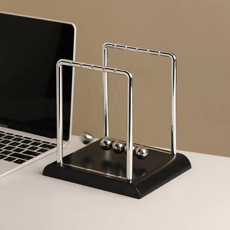 ニュートン振り子バランスボール、スタイリッシュなデスクの装飾 - Newton Cradle Large のレビューと価格